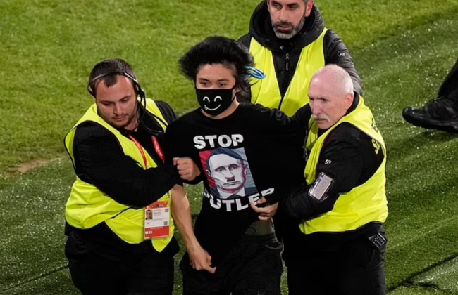 Хлопець у футболці з написом «Stop Putler» призупинив фінал жіночого чемпіонату світу з футболу