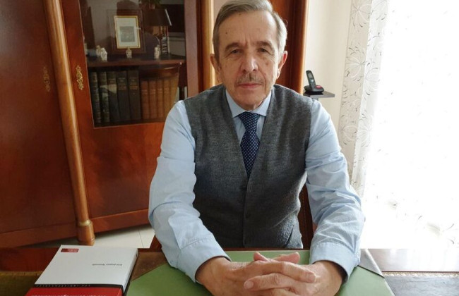 Уволили «за старость»: суд во Франции обязал восстановить на работе 74-летнего профессора