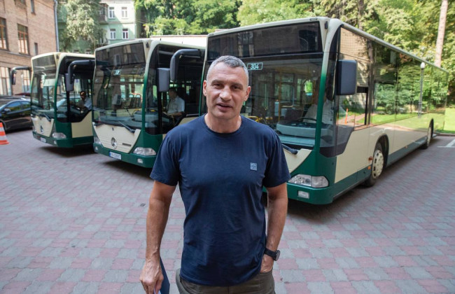 Киев получил 3 городских автобуса и 3 кареты скорой помощи, — Кличко