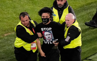 Парень в футболке с надписом «Stop Putler» приостановил финал женского чемпионата мира по футболу
