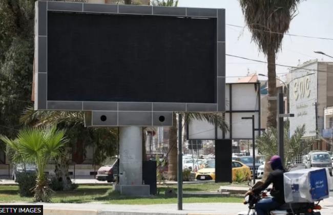 В столице Ирака на большем перекрестке на рекламном щите включили фильм для взрослых