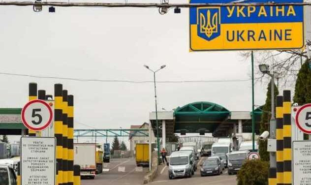 Стало відомо, скільки українців перетнули західний кордон країни у серпні