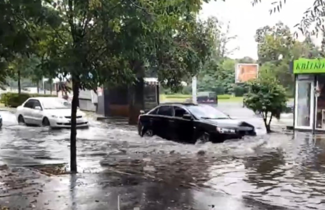 Негода в Києві: в центрі міста утворився гейзер, відео