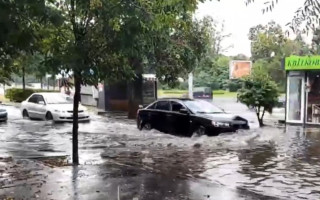 Непогода в Киеве: в центре города образовался гейзер, видео