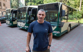 Киев получил 3 городских автобуса и 3 кареты скорой помощи, — Кличко