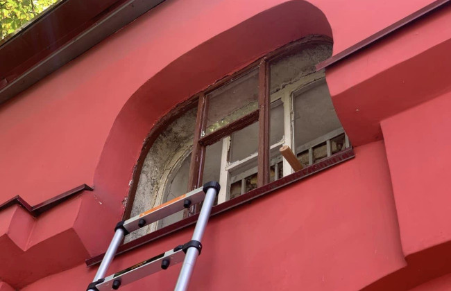 В университете Шевченко реставрировали аутентичные окна, поврежденные в результате российской атаки на Киев