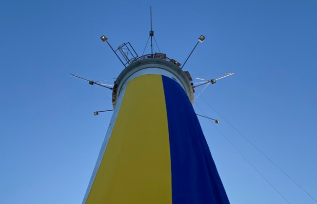 В Одессе на маяке развернули 18-метровый флаг Украины