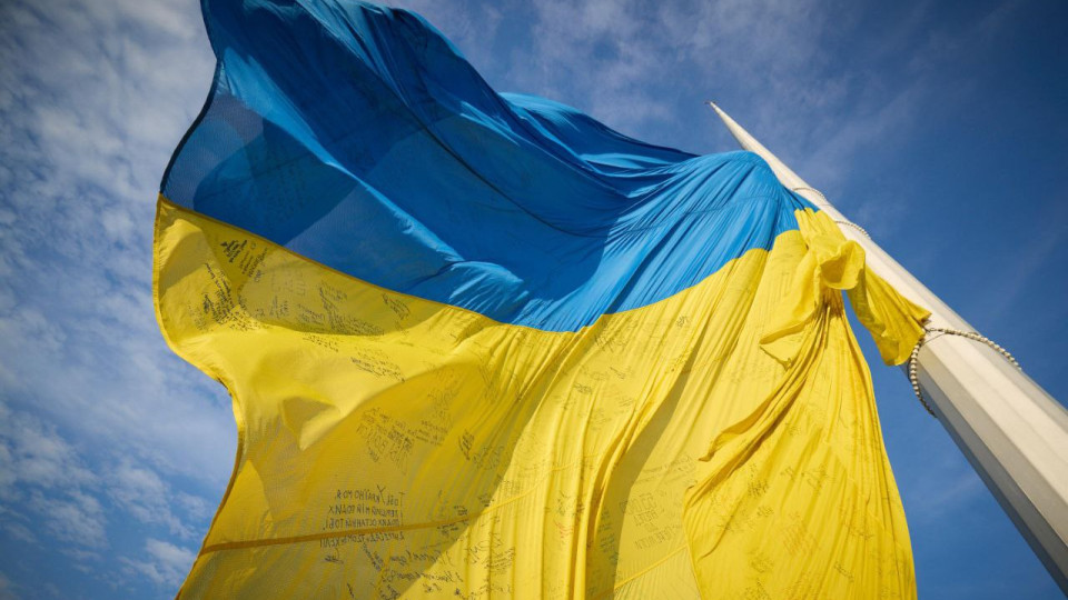 В Киеве на День флага подняли особый флаг, который подписали защитники с передовой: видео