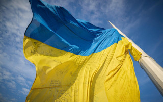 В Киеве на День флага подняли особый флаг, который подписали защитники с передовой: видео
