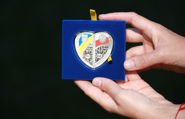 Центробанки Украины и Польши ввели в обращение общий набор памятных монет, фото