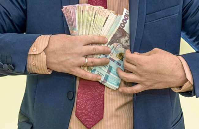 На Черкащині чиновник нараховував собі премії понад 300 % до посадового окладу: як його покарали