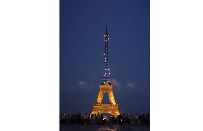 Ейфелева вежа у Франції засяяла кольорами України, відео