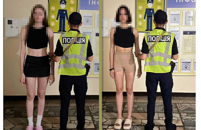 У Києві затримали двох дівчат, які виклали у соцмережі відео з танцями на кладовищі біля могил військових