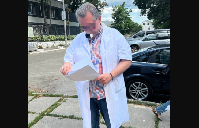 Підроблені довідки для виїзду за кордон за $4000: у Києві голові ВЛК повідомлено про підозру