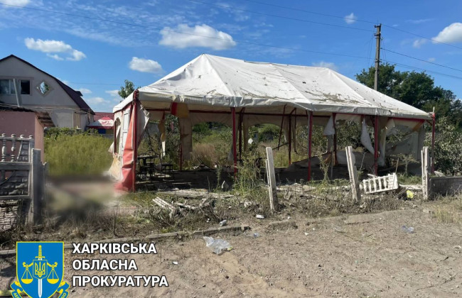 Війська рф вдарили артилерією по кафе-магазину на Харківщині: з’явилися фото наслідків обстрілу