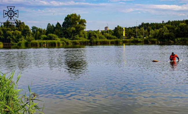 Трагедія у Києві: в озері виявили тіло жінки