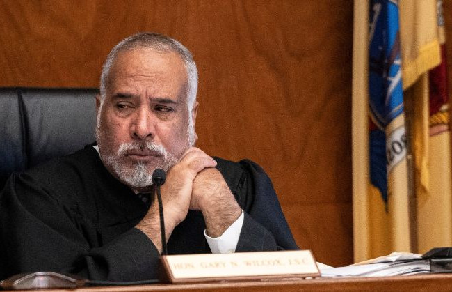 Суддя «читав» реп для TikTok прямо в будівлі суду і тепер на нього чекає покарання