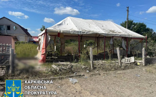 Війська рф вдарили артилерією по кафе-магазину на Харківщині: з’явилися фото наслідків обстрілу