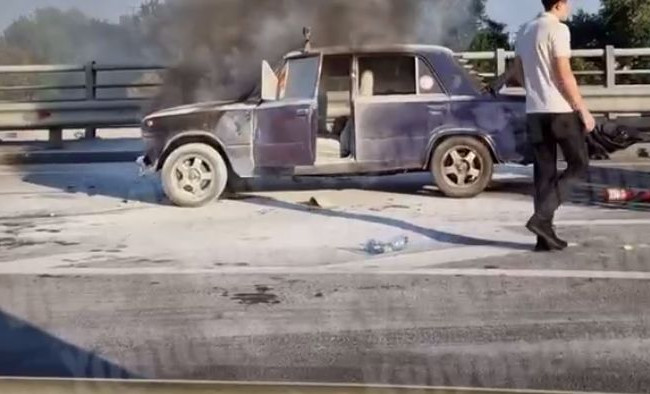 У Києві біля моста Патона на ходу загорілось авто, відео