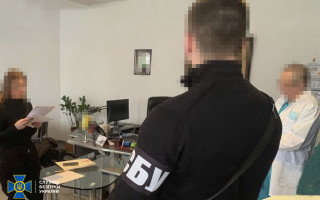 «Заробляли» на ухилянтах: СБУ затримала 4 військкоматівців та очільників військових медкомісій