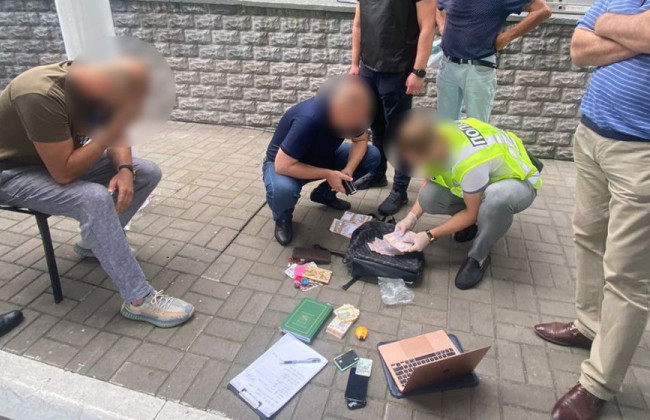 Погоріли на хабарі у 500 000 грн: викрили службовця «Київводоканалу» та керівника приватної фірми