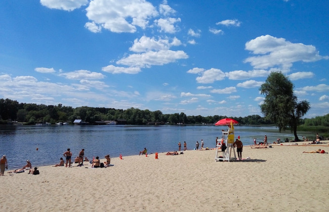 На низці київських пляжів проби води не відповідають вимогам