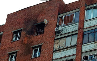 В росії вкотре пролунали вибухи: у Курську безпілотник врізався у будинок, фото і відео