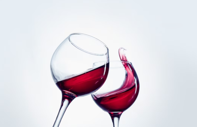 Франция потратит €200 млн на уничтожение излишков вина и поддержку виноделов из-за падения спроса