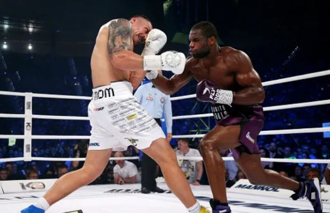 Брудний стиль британцю не допоміг: Усик ефектно нокаутував Дюбуа