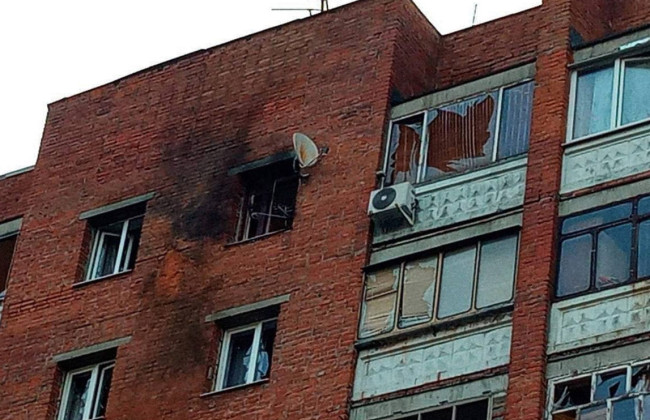 В росії вкотре пролунали вибухи: у Курську безпілотник врізався у будинок, фото і відео