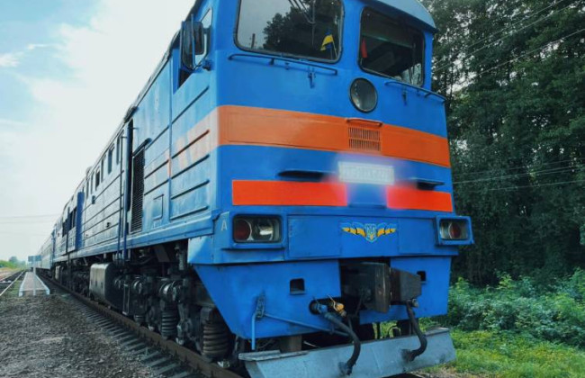 Шла по путям в наушниках: в Ивано-Франковской области девушка попала под колеса поезда