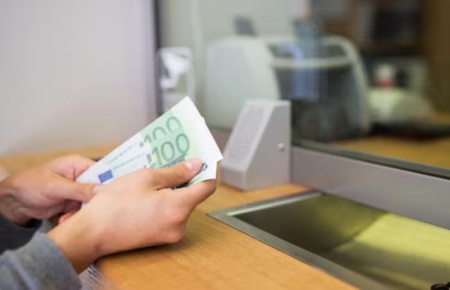 НБУ пом'якшує обмеження в частині продажу безготівкової валюти громадянам – що зміниться