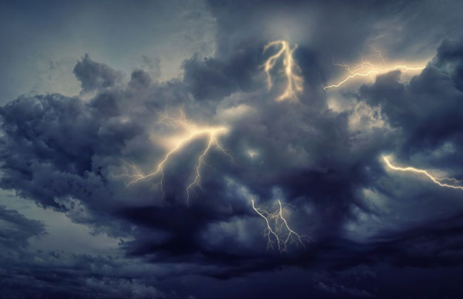 «Народився в сорочці»: у чоловіка двічі за 5 хв влучила блискавка