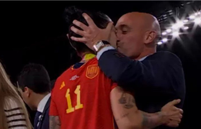 Поцелуй футболистки после победы Испании в чемпионате мира: что известно о скандале с Луисом Рубиалесом