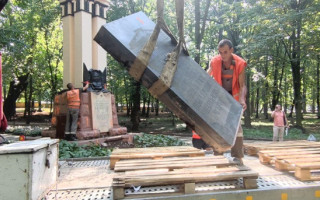 У парку Чернівців почали демонтаж братської могили радянських офіцерів, фото