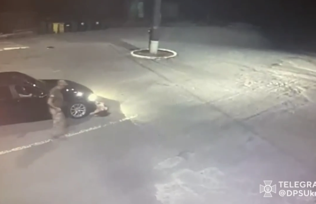 Ховався напівголий в ніші для запасного колеса – в ДПСУ опублікували нове відео з подробицями