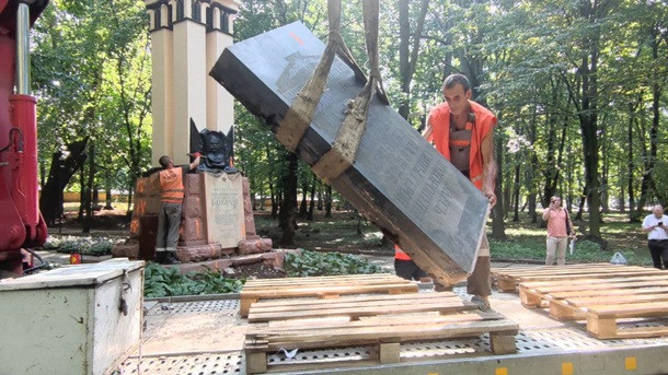 В парке Черновцов начали демонтаж братской могилы советских офицеров, фото