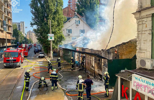 В Киеве подожгли дом 1830-х годов, на месте которого хотят построить ЖК: в Раде привели шаги по сохранению исторических зданий
