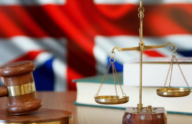 У Британії держслужбовиця подала до суду за слова «розумна жінка»