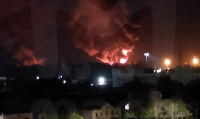 В рф безпілотники пошкодили Іл-76 у Пскові, відео