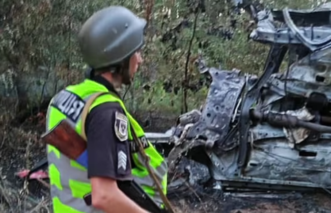 На Чернігівщині автомобіль патрульного підірвався на міні: він і жінка загинули, 2 дітей у лікарні