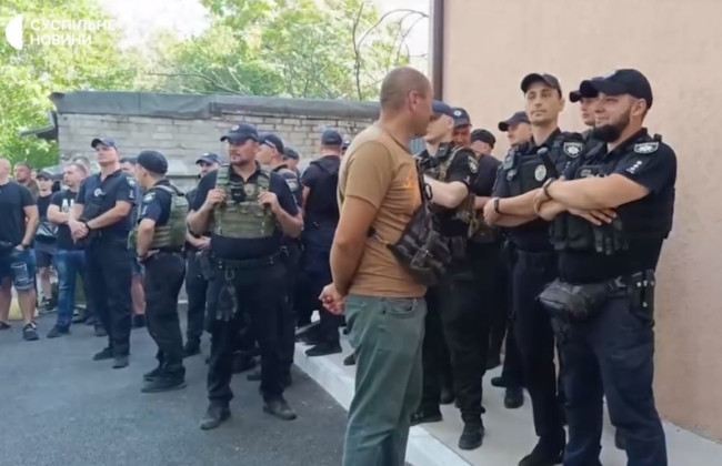 В Дніпрі суд обере запобіжний захід патрульному, який застрелив нападника: відео з-під стін суду