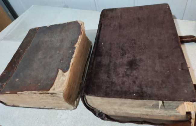 Из Украины пытались вывезти две «большие головы» и старинную Библию, фото