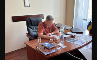 Вимагав хабар від інвесторів за встановлення сонячних панелей: на Одещині викрито посадовця пенітенціарного органу