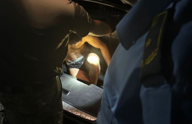 Вагітна жінка намагалась перевезти чоловіка за кордон у ніші для шини, відео