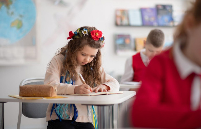 Українські школярі за кордоном будуть вчитися за новою програмою: що слід знати