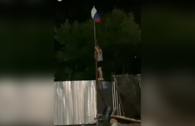 Во временно оккупированном Мариуполе подростки сорвали флаг рф под базой россиян