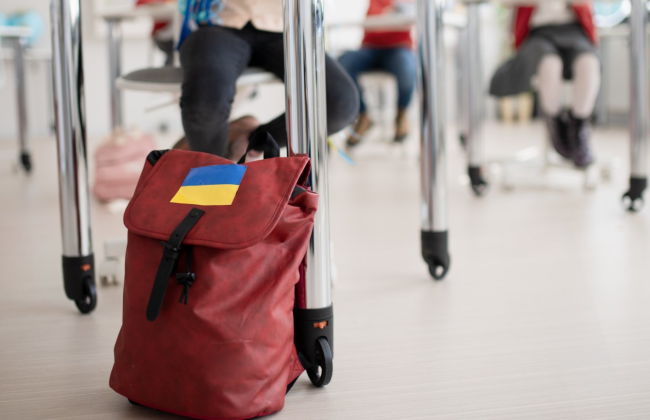 Українські школярі за кордоном будуть навчатися за спеціальною програмою: деталі від МОН