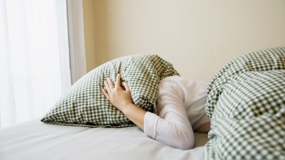 Чим небезпечне недосипання та яка їжа позитивно впливає на сон