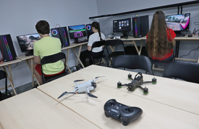Нова реальність школярів: у Львові учнів вчать керувати дронами